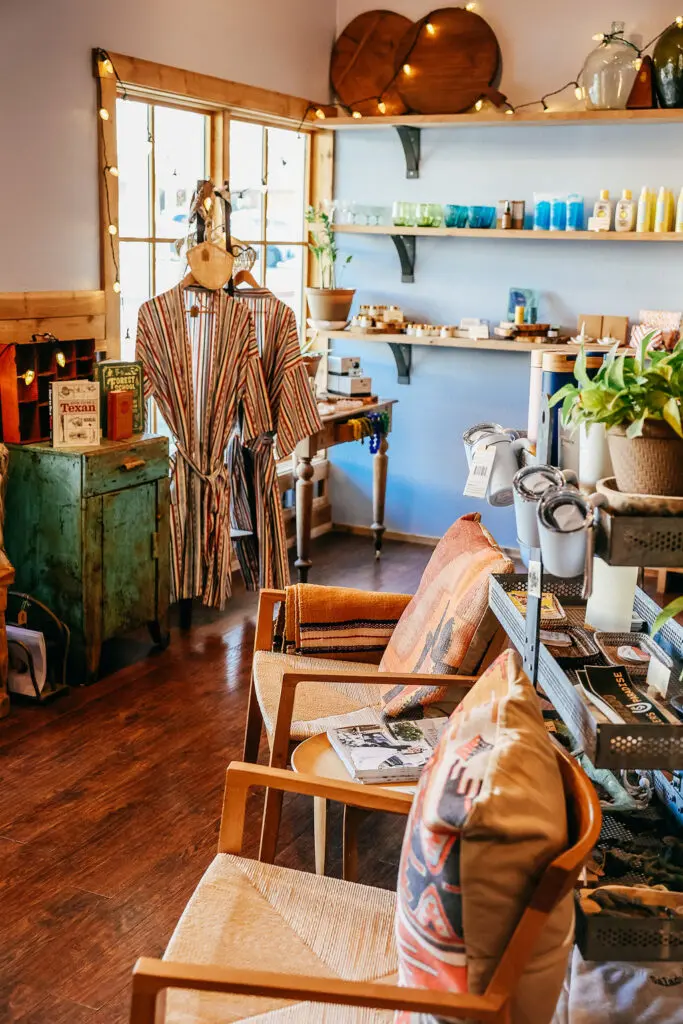 Image of the gift shop and lobby at Stagecoach Inn.
